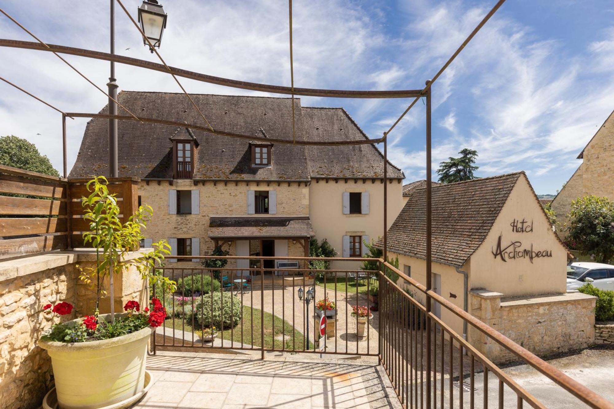 Logis Hotel Archambeau Thonac Exteriör bild